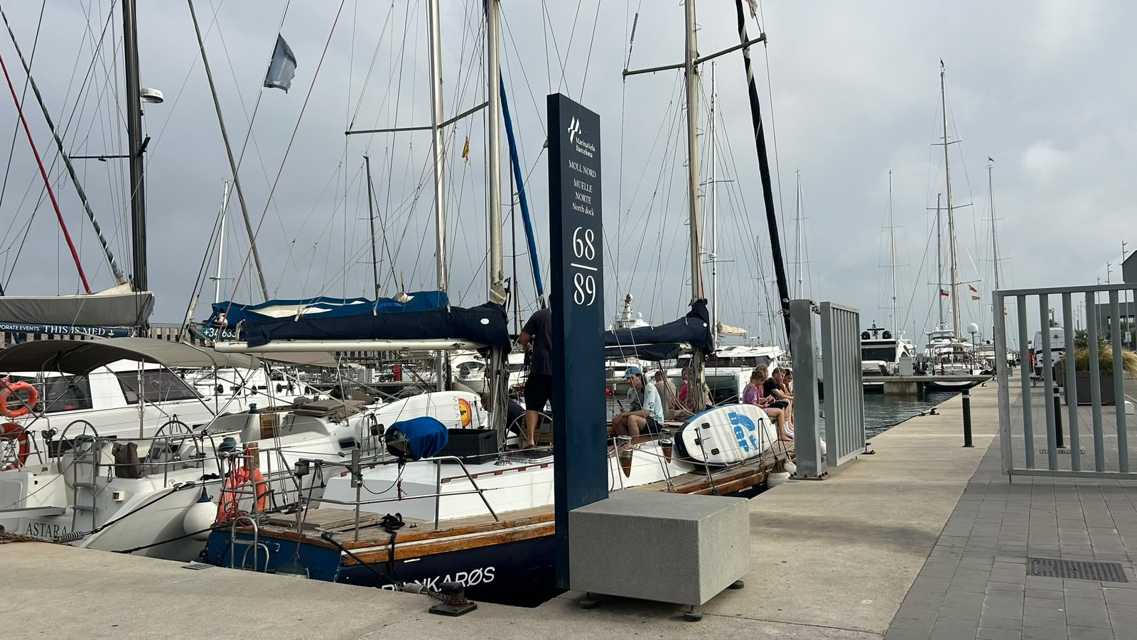 Velero Drakkaros en el amarre 68 del Muelle Norte de Marina Vela Barcelona