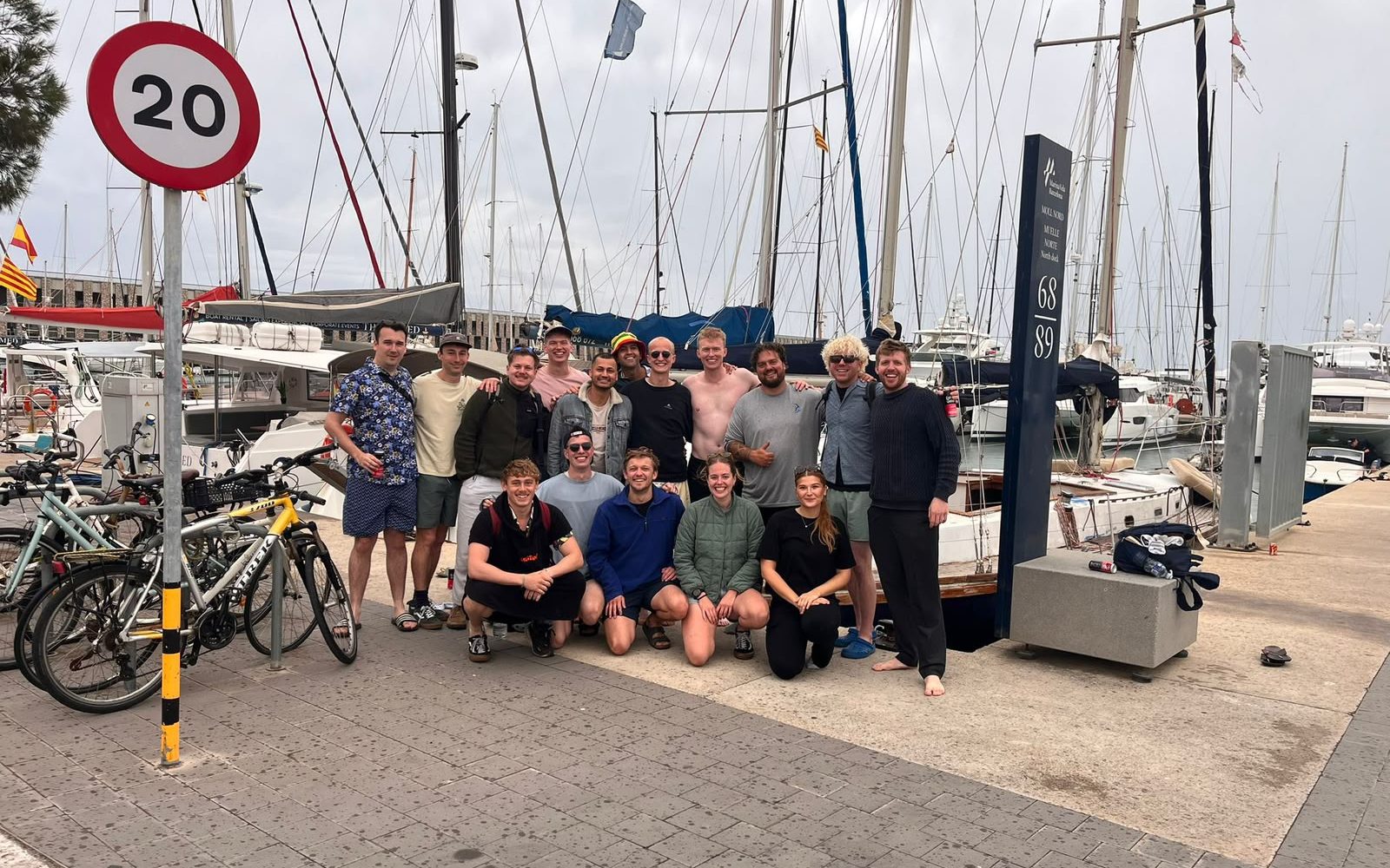 Evento de empresa y team building en barco en Barcelona