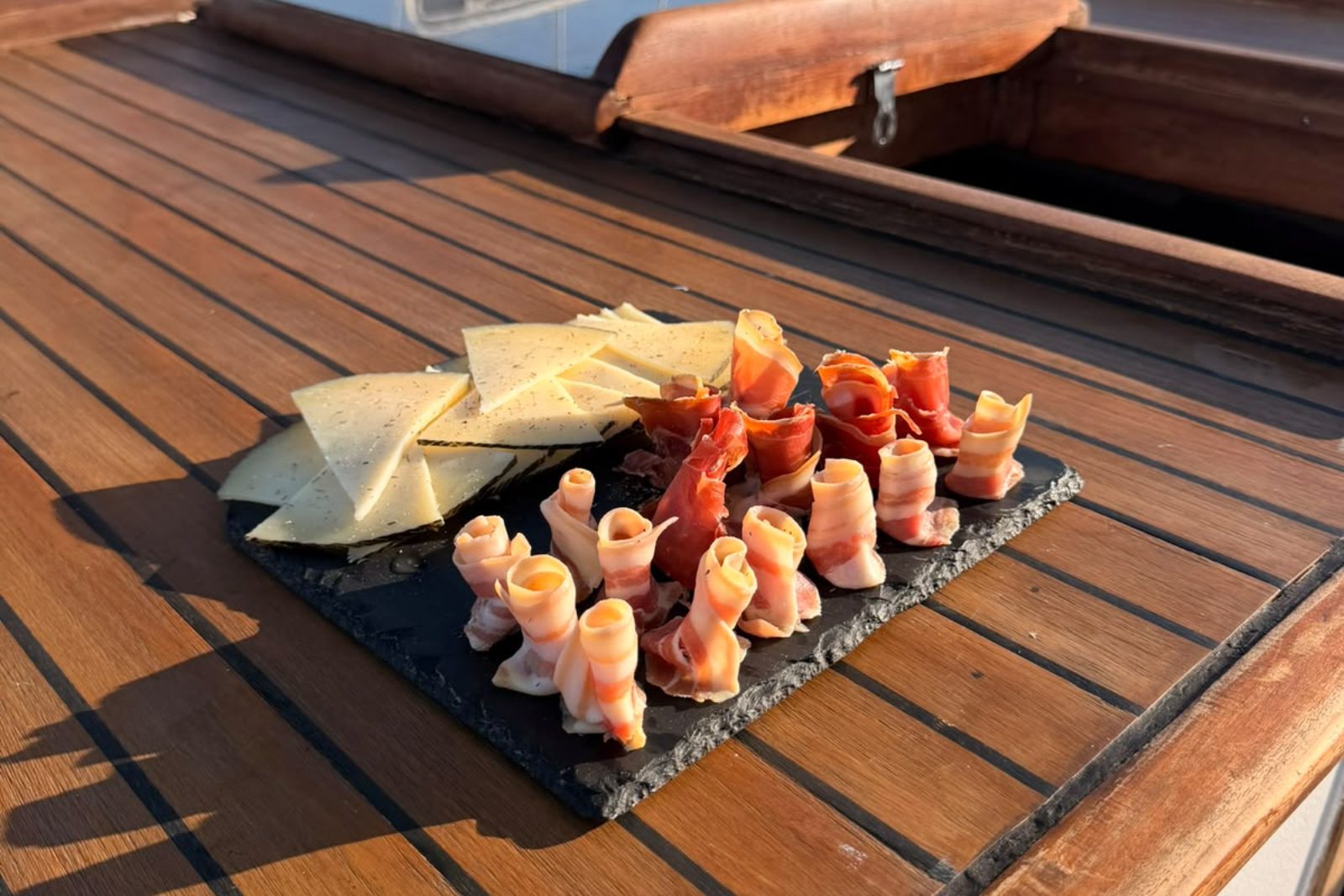 Paseo en barco con cava y tapas en Barcelona — foto 2 de La Ketch