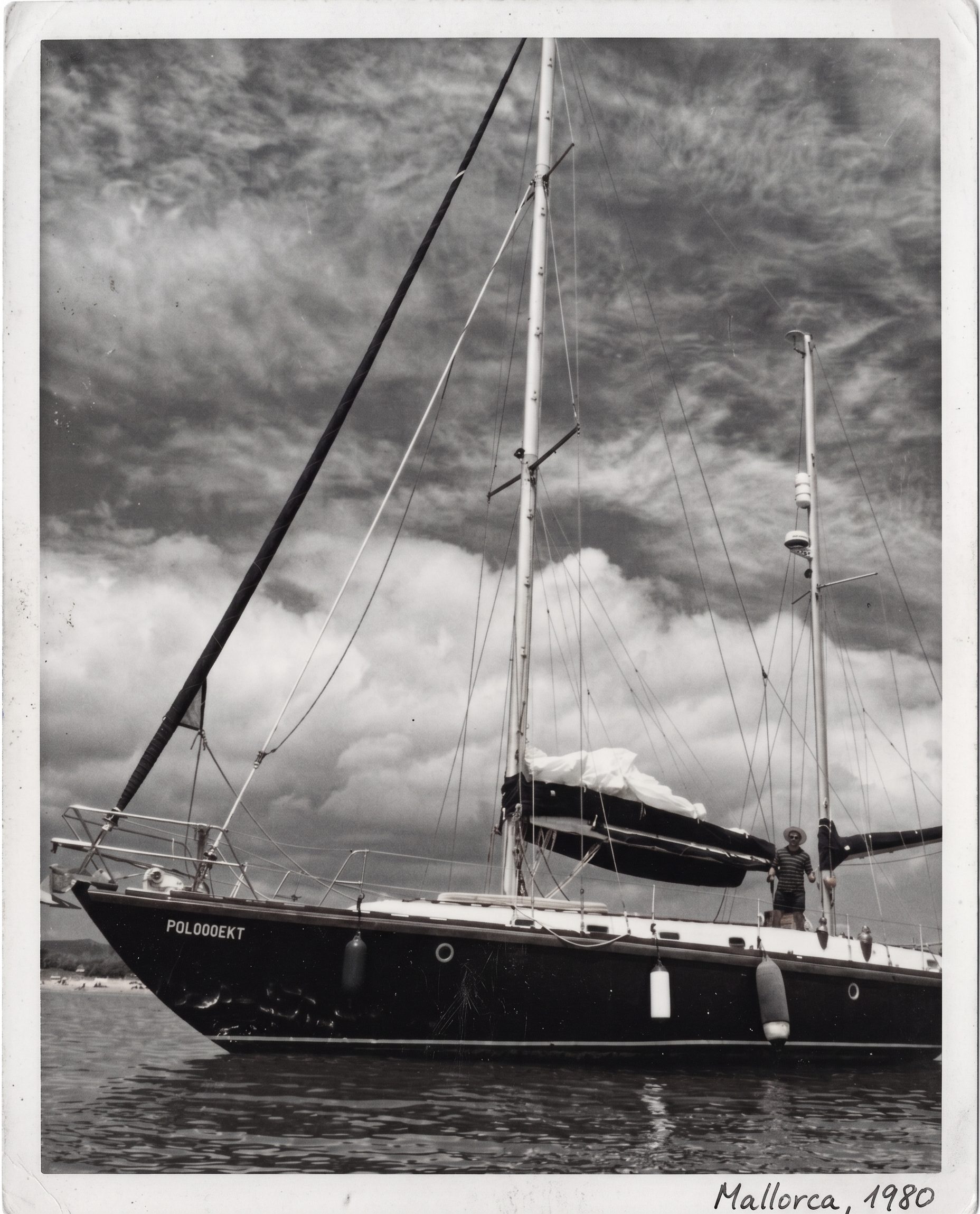 Velero fondeado en Mallorca, 1980